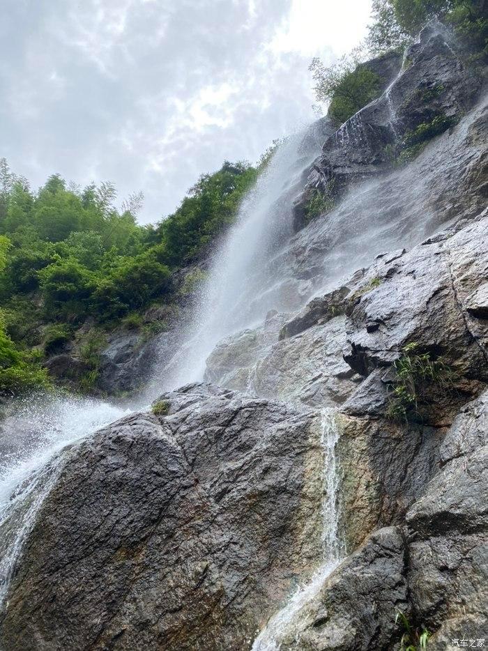 南昌大雪商场楼顶巨型玩偶被压扁,汤姆和杰瑞趴窝躺平